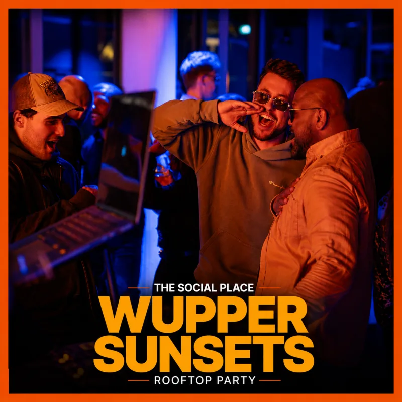 Wupper Sunsets — Freunde lachen hinter dem DJ-Pult